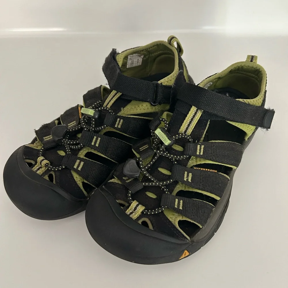 Keen Black/Green Water Sandals Size 5 boy